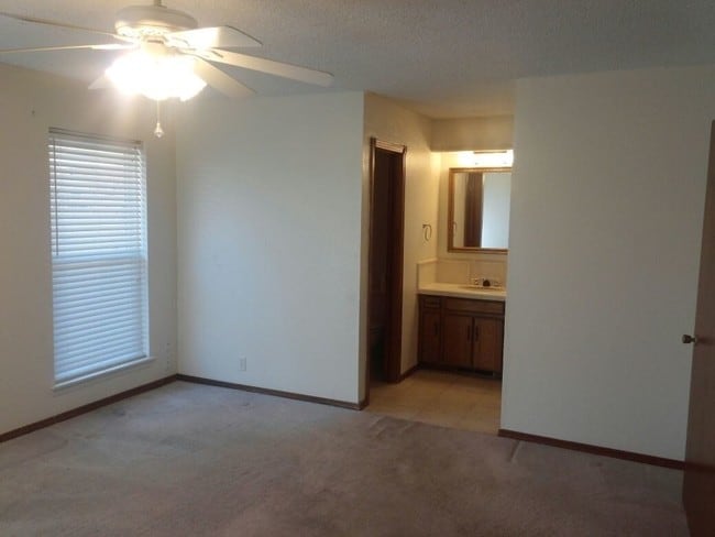 Building Photo - 3 br, 2 bath House - 1011 Royal Lane