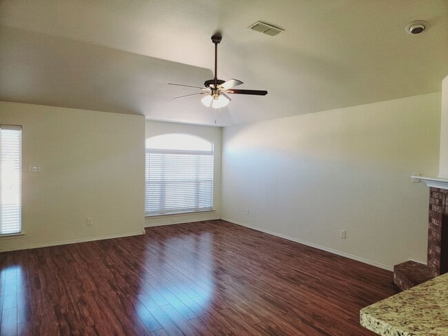 Building Photo - Spacious 3/2/2 in Frenship