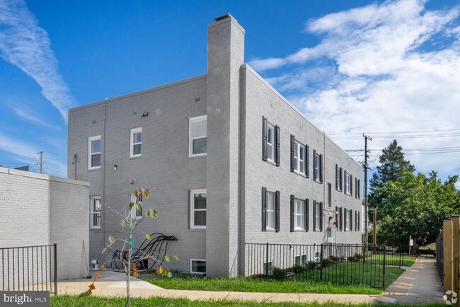 Building Photo - 324 61st St NE