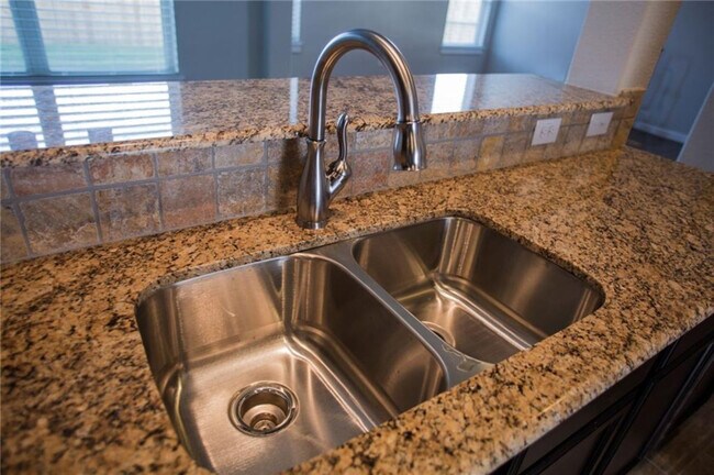 Foto del edificio - 137 Lakeview Ct