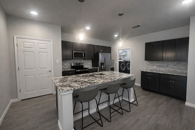 Building Photo - APPLY ON OUR WEBSITE! AVAILABLE SOON!!