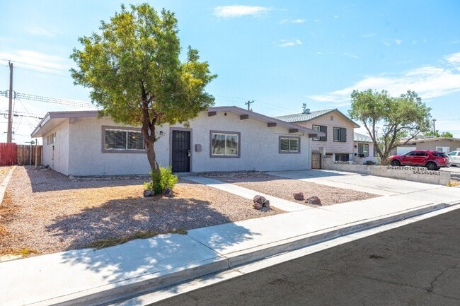Building Photo - 221 Milinane Dr