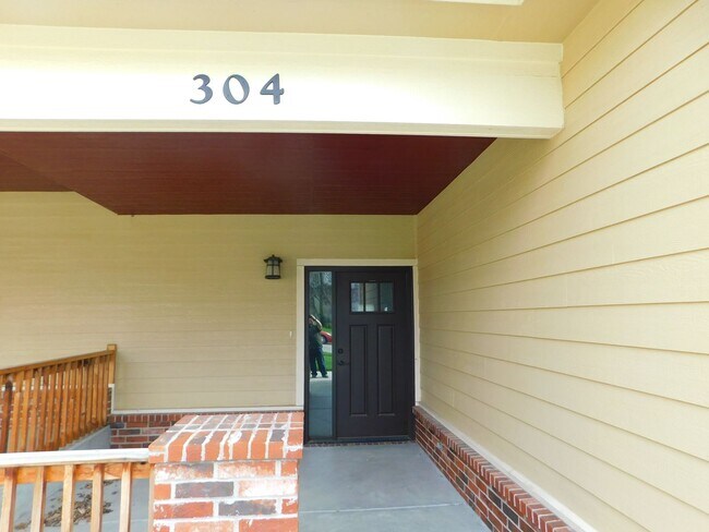 Building Photo - Incredible townhome with double car garage...