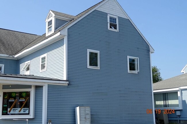 Building Photo - 952 Post Rd