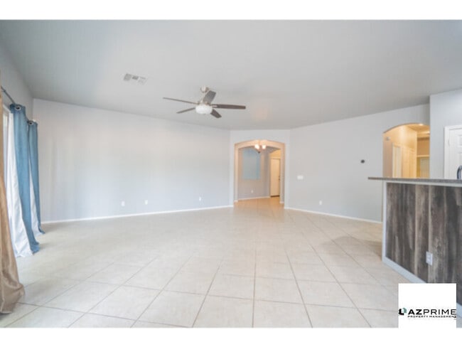 Building Photo - Spacious 4/2 Phoenix House - Modern Comfor...