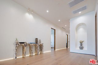 Building Photo - 4705 Saloma Ave