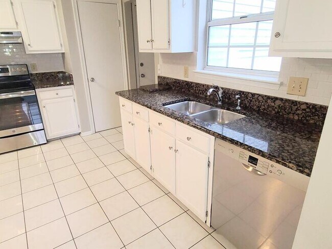 Building Photo - 3220 Holly Ridge Dr