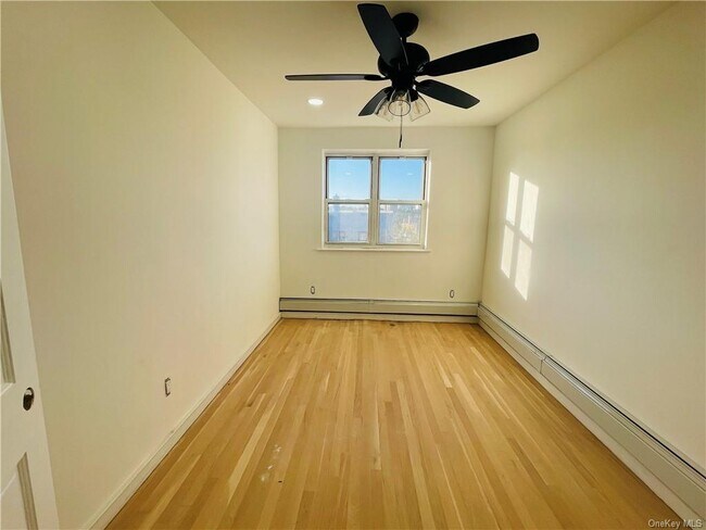 Building Photo - 3028 Kingsbridge Terrace