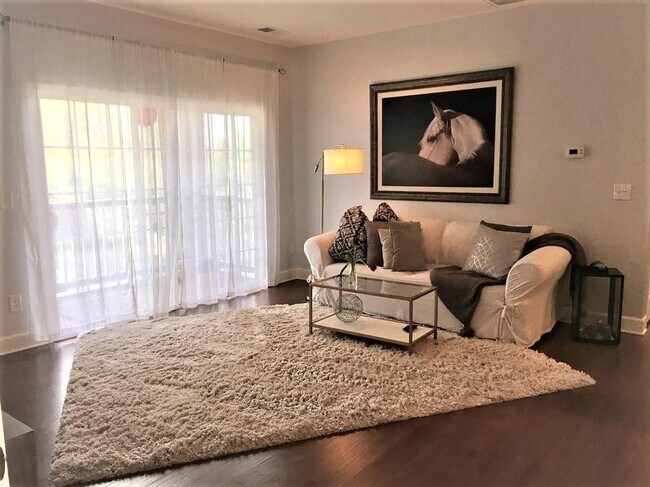 Foto del edificio - 8231 Lenox Creekside Dr