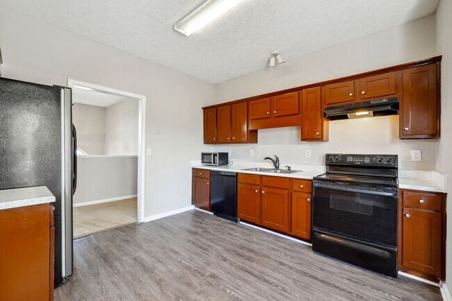 Building Photo - Captivating 5BR, 3BA Gem!