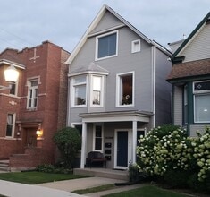Building Photo - 2437 W Ainslie St
