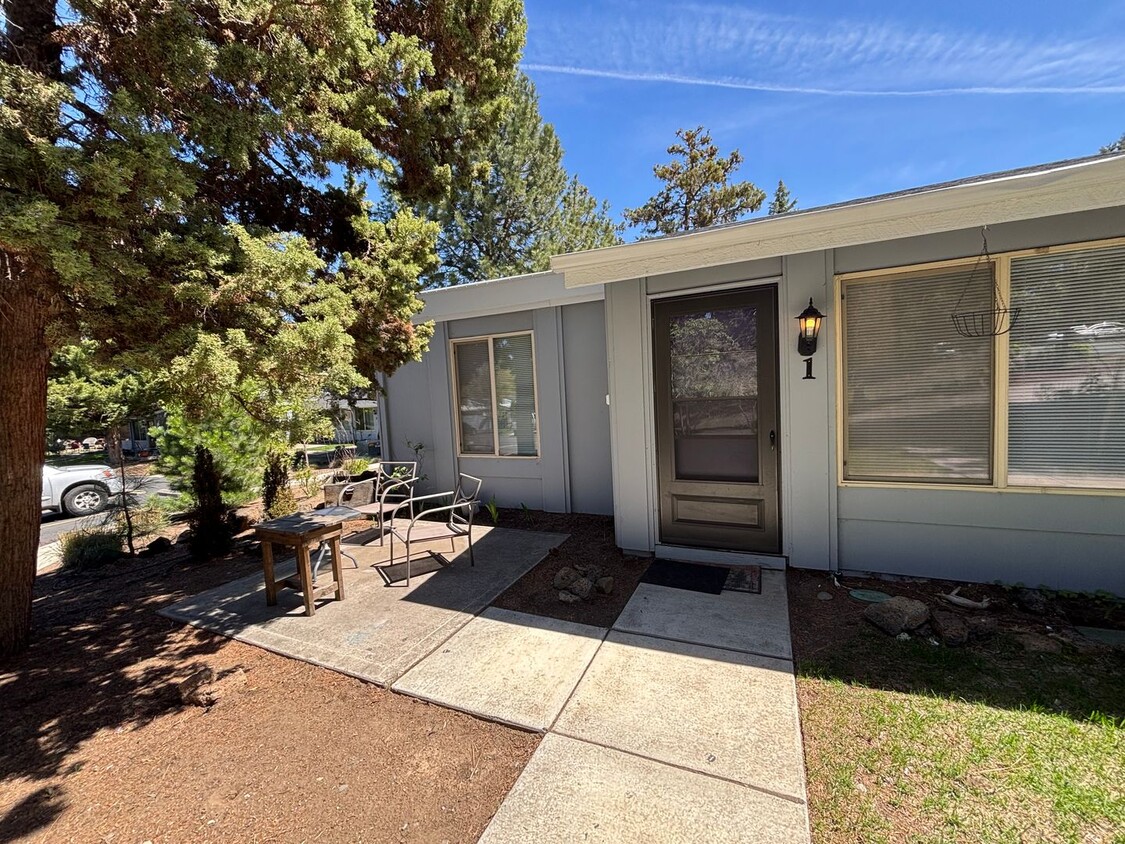 Foto principal - Garden-Style Condo in the Heart of Bend!