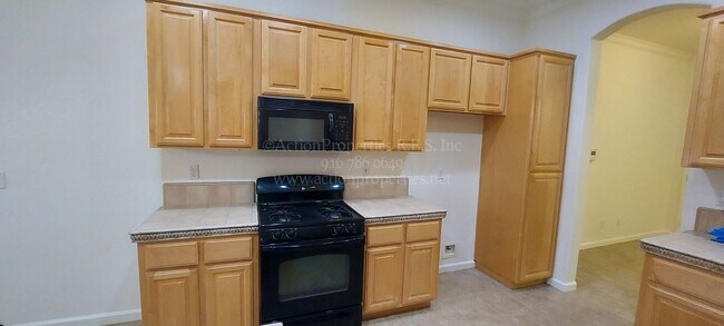 Foto del edificio - Rocklin  Highland Park  3 bedroom 2 bathroom, Great Room Floor Plan with Tile Flooring,  Fenced Yard
