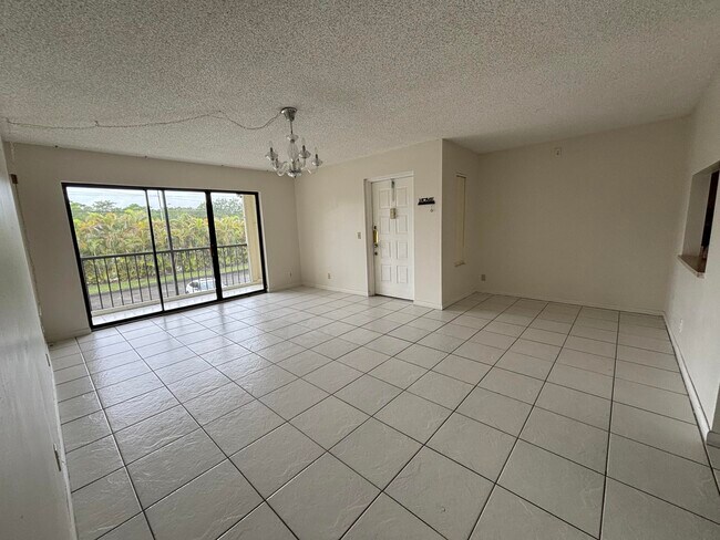 Foto del edificio - 724 Sunny Pine Way