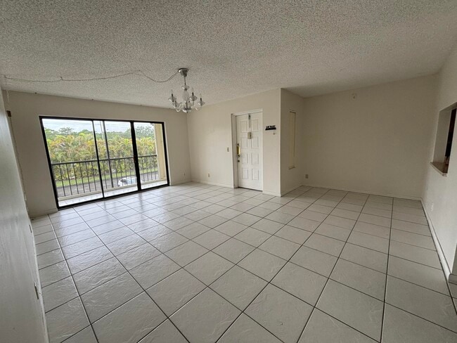 Building Photo - 724 Sunny Pine Way