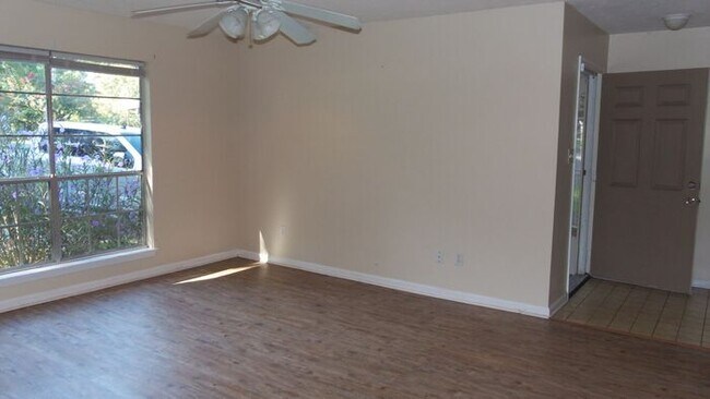 Foto del edificio - 3+bedrooms 2baths With Carport Available N...