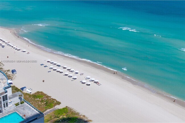 Foto del edificio - 15811 Collins Ave
