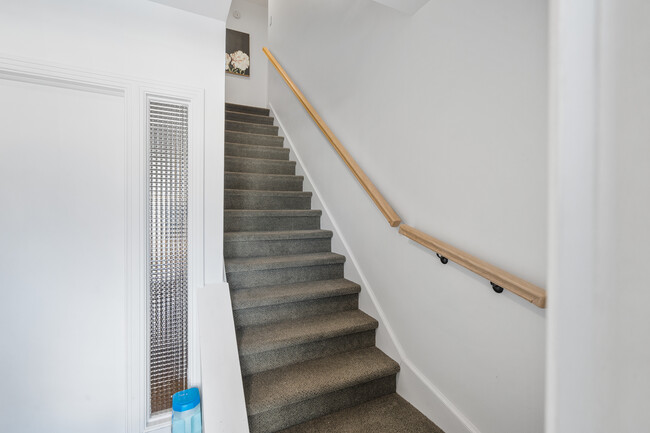 Main entrance from front door - 516 Boul Graham