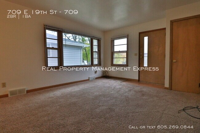 Building Photo - 709 E 19th St