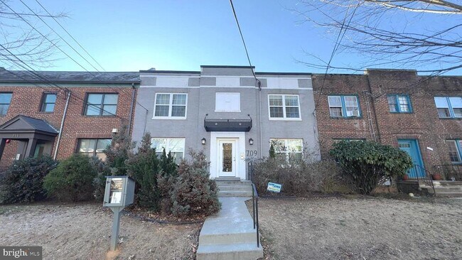 Foto del edificio - 709 Jackson St NE