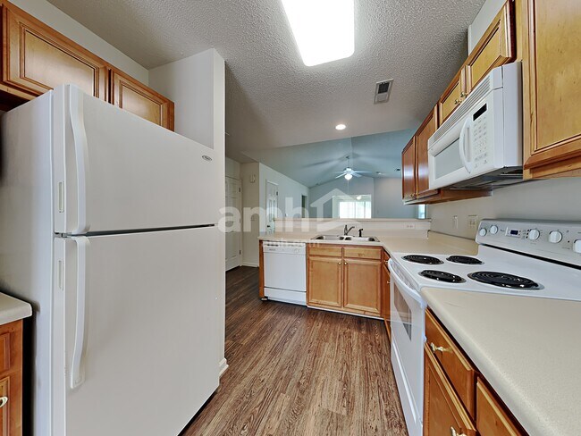 Foto del edificio - 5815 Regent Village Drive