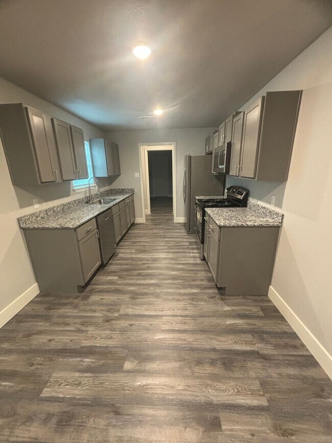 Building Photo - Three Bedroom/Two Bath Home