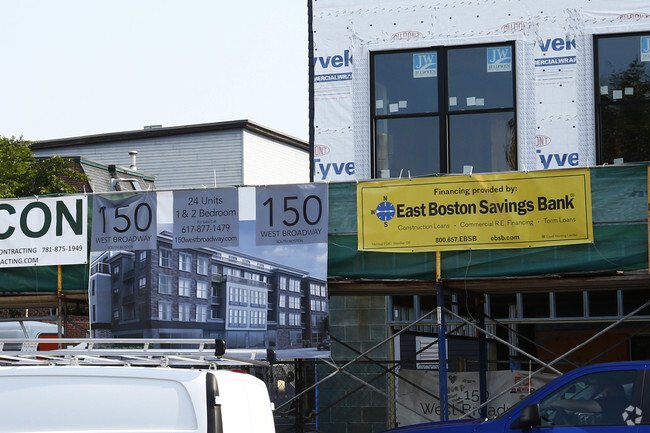 Building Photo - Broadway Place