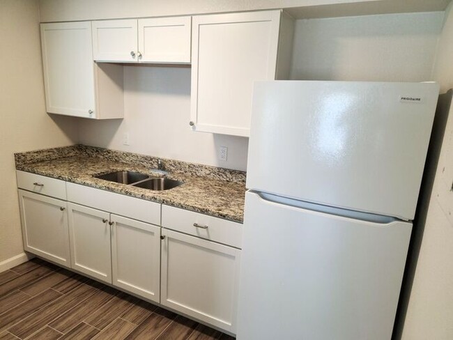 Building Photo - Two bedroom fully remodeled with refrigera...