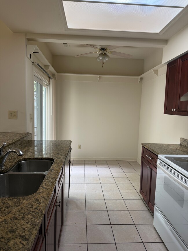 Kitchen & dinette - 4614 Islander Ct