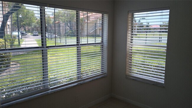 Foto del edificio - 3410 Pinewalk Dr N