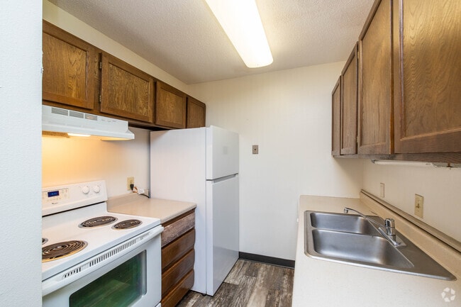 1BR, 1BA - 720SF - Kitchen - The Oaks Apartments