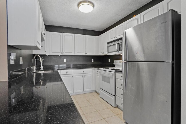 Foto del edificio - 2242 Holiday Rd