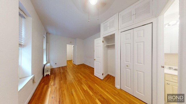 Building Photo - 425 E 65th St