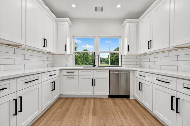 Building Photo - 7903 Sunnyhill St