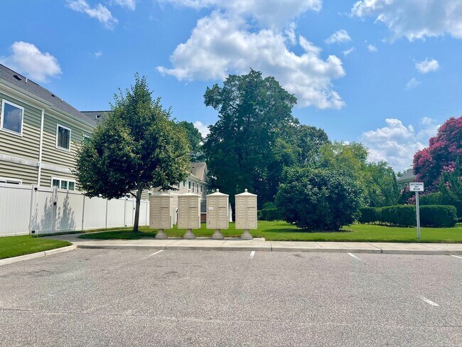 Building Photo - Stunning VB Townhome Style Condo