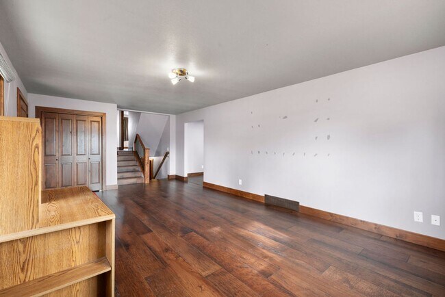 Building Photo - 4 Bedroom Split Level Home on great lot!