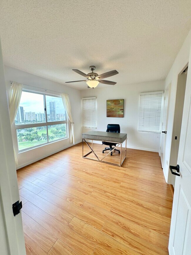 Foto del edificio - Golf course and Ocean Views  from this 3 bedroom 2 bath condo!