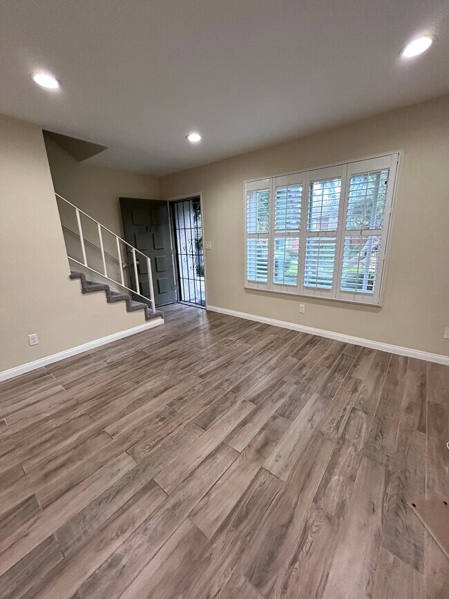 Amplia sala de estar - 975 S Idaho St