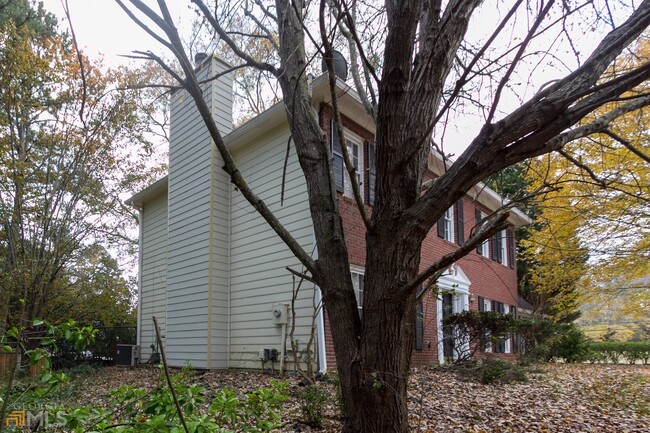 Building Photo - 1800 Sacketts Dr
