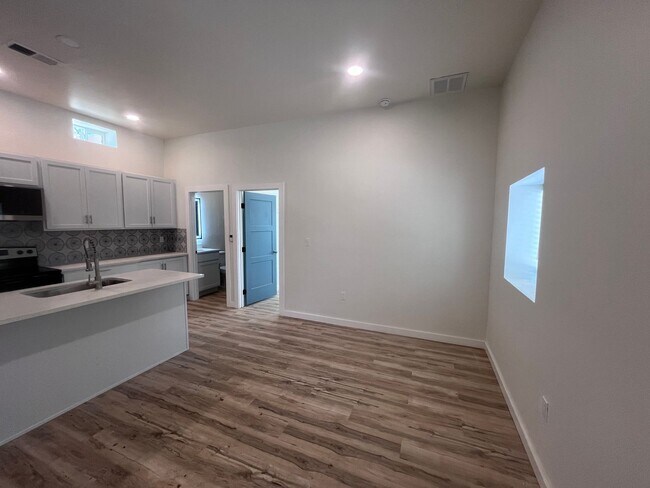 Building Photo - Just renovated! Stunning High-End Finishes!