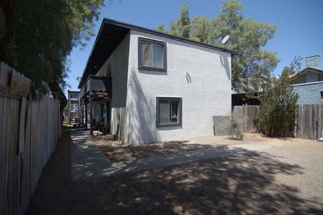 Building Photo - 933 N 7th Ave