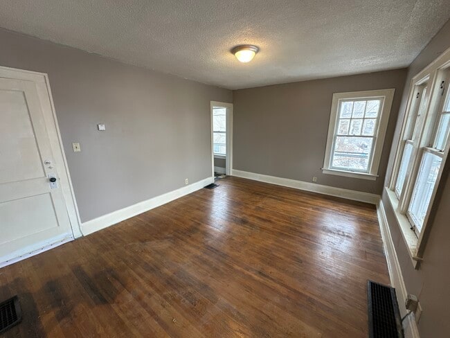 Building Photo - 17 N Roys Ave