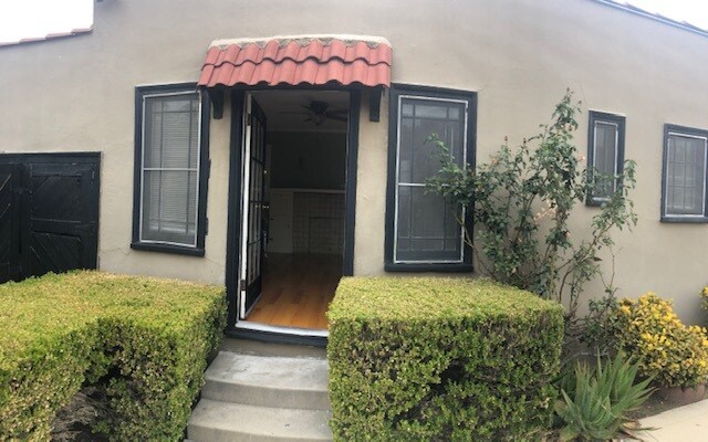 Puerta principal - 1426 Micheltorena St