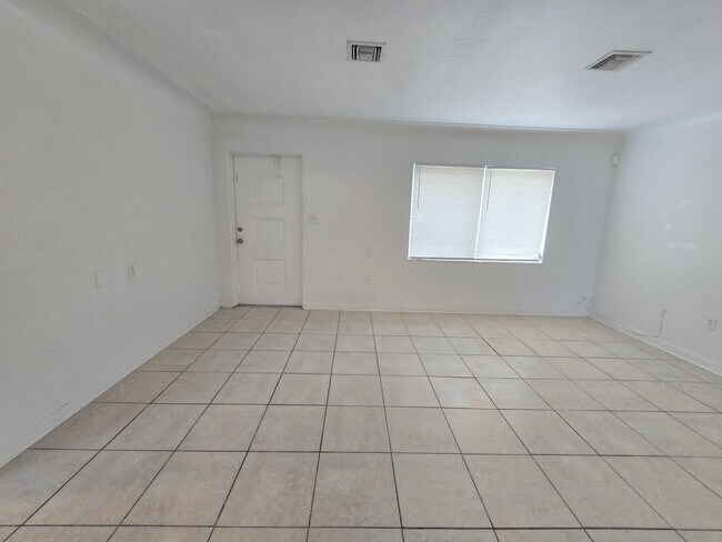Foto del edificio - 6328 Brentwood Ave