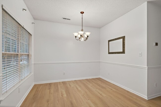 Building Photo - 302 Dorothy Dr