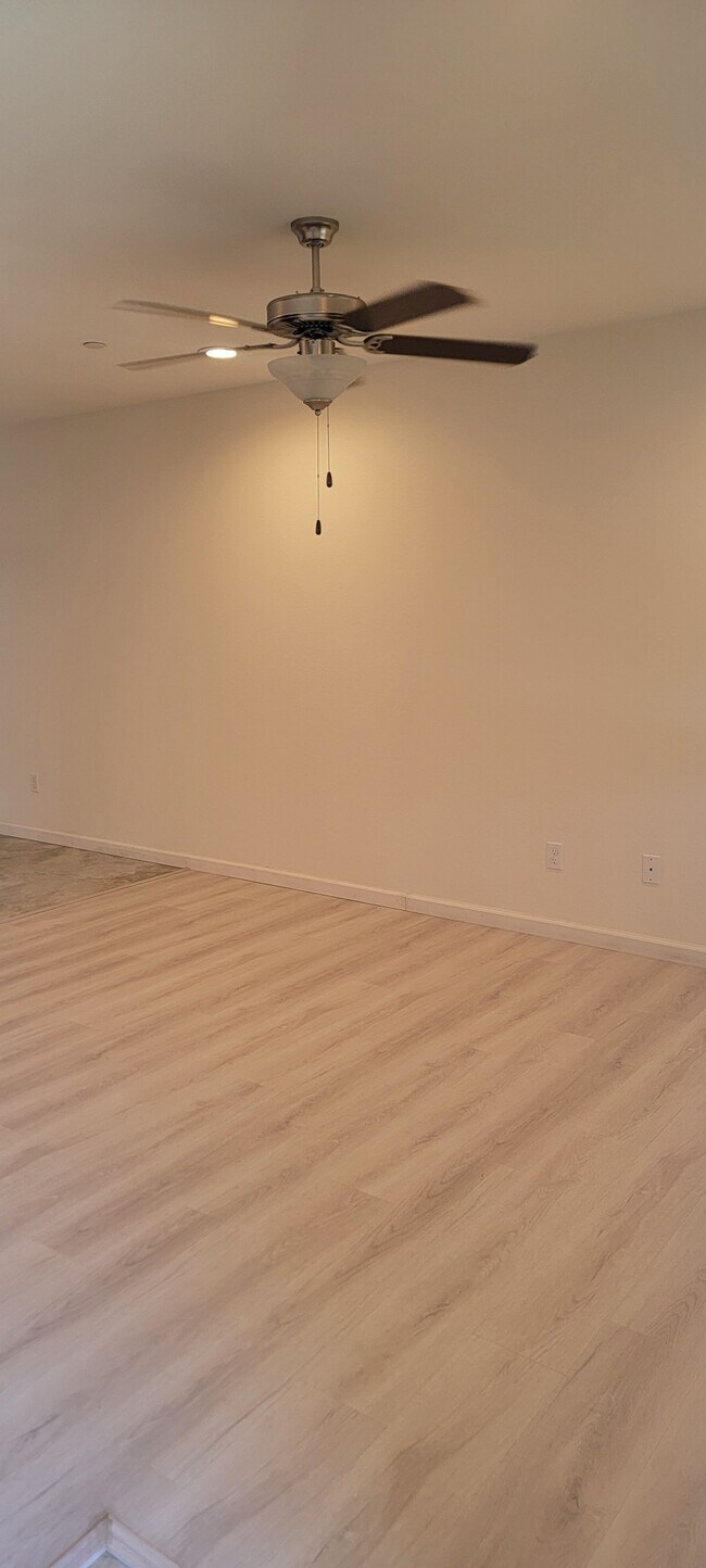 Foto del edificio - 2685 W McComb Ave