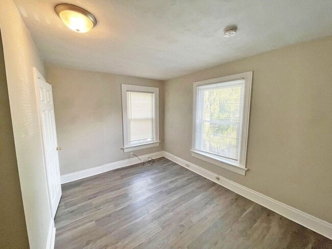 Building Photo - Newly updated Duplex in Dayton!