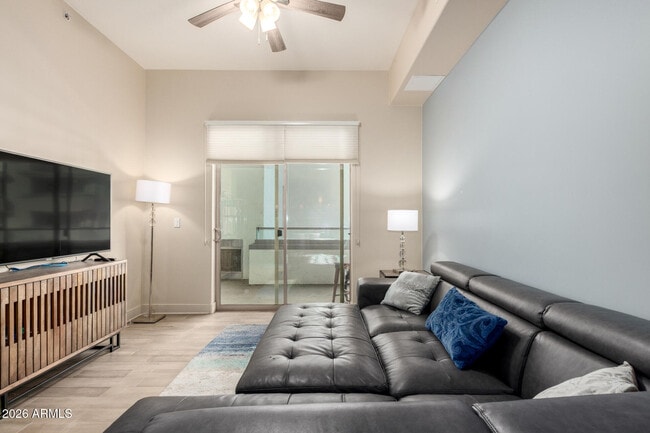 Building Photo - 945 E Playa Del Norte Dr
