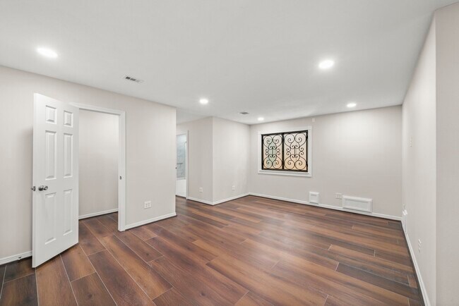 Foto del edificio - 4023 Breakwood Dr