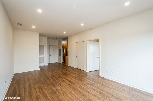 Building Photo - 1155 W Roosevelt Rd